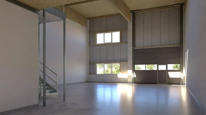 Geräumige Lagerhalle mit hohen Decken, Betonboden, großen Rolltoren und einer Metalltreppe zu einer Empore.
