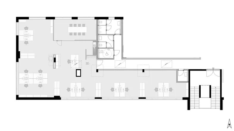 Detaillierter Grundriss einer Büroetage mit verschiedenen Arbeitsbereichen, Konferenzraum und barrierefreien Toiletten.