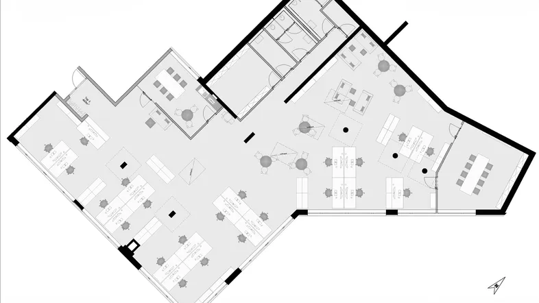 Grundriss eines modernen Bürokomplexes mit verschiedenen Arbeitsbereichen und Besprechungsräumen.
