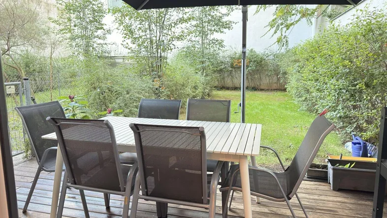 Gartenterrasse mit Eigengarten im Sommer