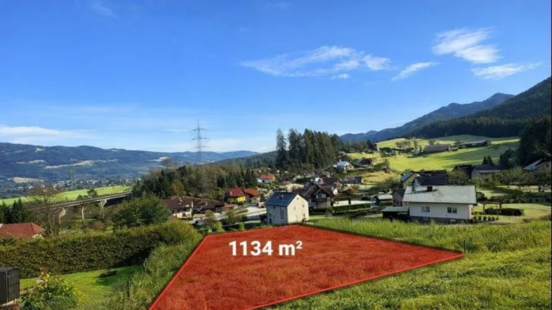 Luftaufnahme eines Baugrundstücks von 1134 m² mit malerischem Bergblick und ländlicher Umgebung.