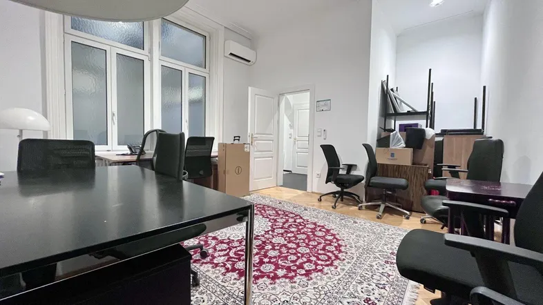 Geräumiges Büro mit mehreren Arbeitsplätzen, Teppichboden und Klimaanlage, bereit zur Nutzung.