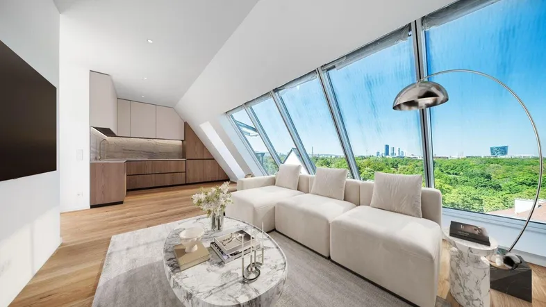 Modernes offenes Wohnzimmer mit integrierter Küche, Holzboden und großen Fenstern mit Weitblick.