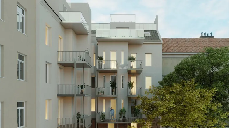 Moderne Wohnfassade mit mehreren Balkonen und Dachterrassen in einem städtischen Umfeld.