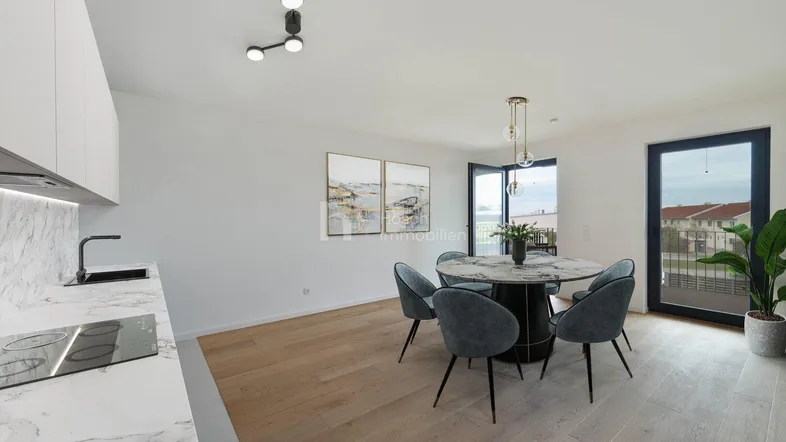 Moderne Küche mit Marmorarbeitsplatte und Essbereich, der Zugang zu einem Balkon bietet.