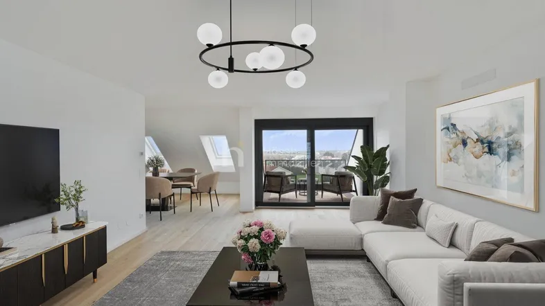 Modernes Wohnzimmer mit hellem Parkettboden, gemütlichem Sofa und Zugang zum Balkon.