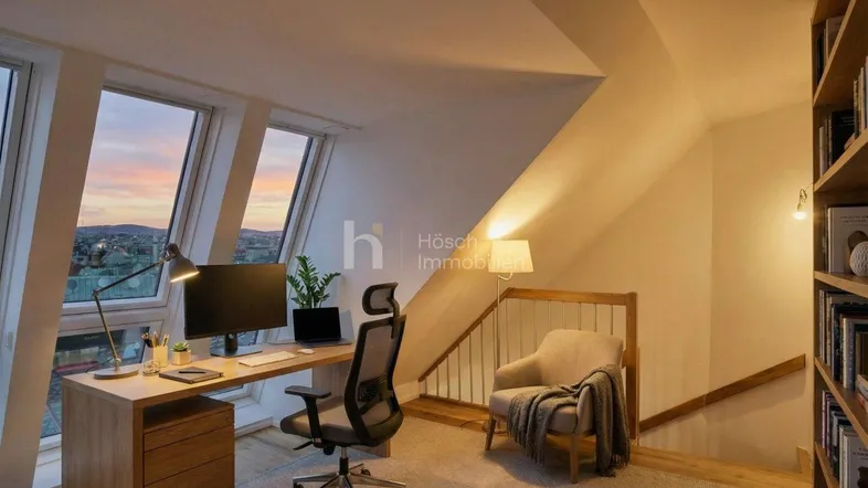 Helles Dachgeschoss-Büro mit Schreibtisch, Bücherregal und weitem Stadtblick bei Sonnenuntergang.