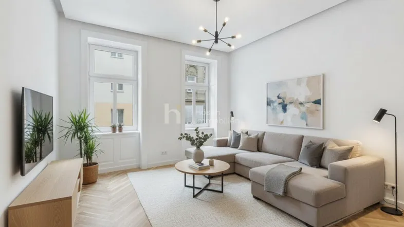 Helles Wohnzimmer mit modernem Sofa, Fischgrätparkett und großen Fenstern, stilvoll eingerichtet.