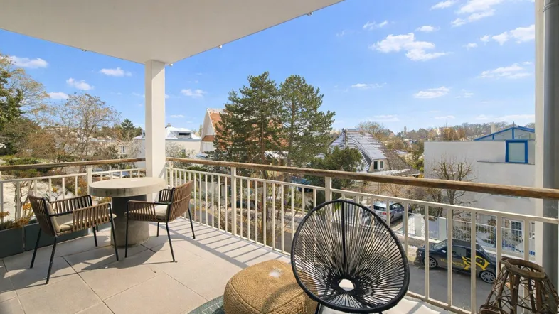 Geräumiger Balkon mit Fliesenboden und Sitzgelegenheiten, bietet einen weiten Blick über die Umgebung.