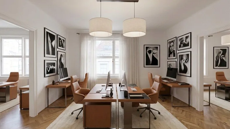 Modernes Büro mit mehreren Arbeitsplätzen, Holzparkett und großen Fenstern, hell und einladend gestaltet.