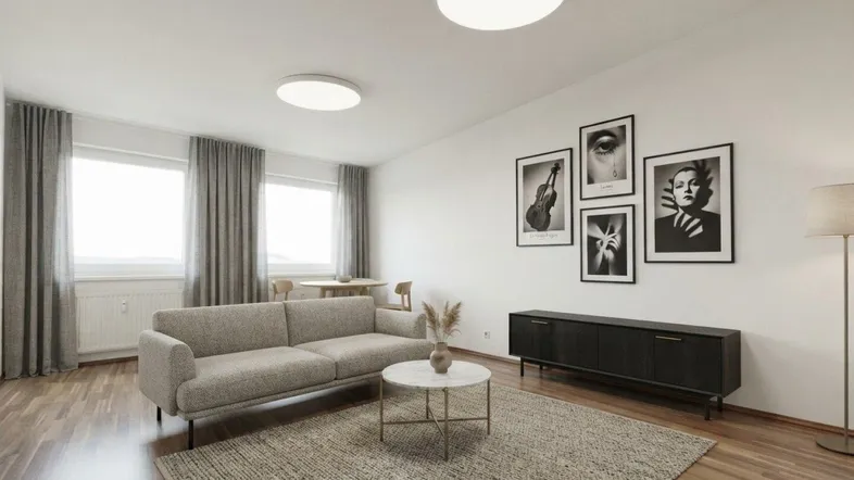 Helles Wohn- und Esszimmer mit modernem Sofa, Holzboden und stilvollen Wandbildern.