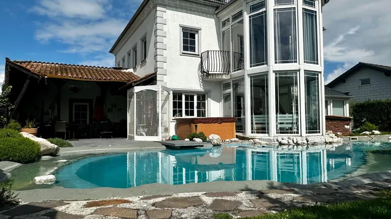 Exklusive, familienfreundliche Villa, mit Pool, Dachterrasse mit Fernblick und pflegeleichtem Garten!