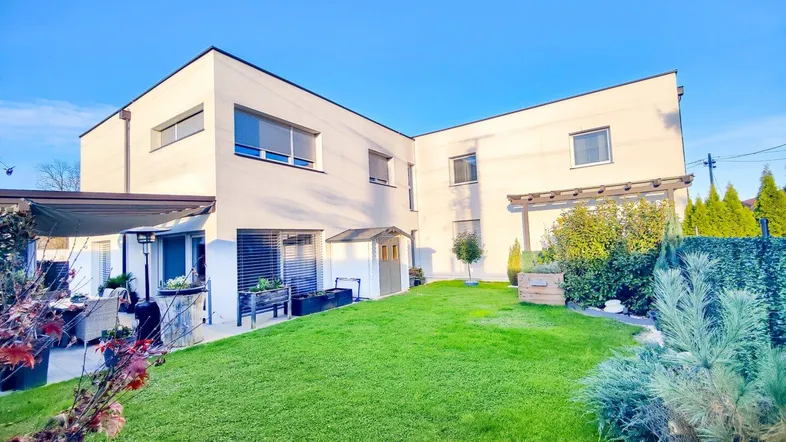 Neuwertiges Wohnhaus mit 5 Einheiten. - Ideal Autobahn-Anbindung mit vielfältigem Potential.