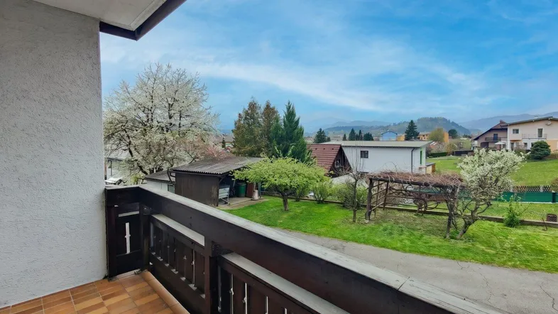 Balkon mit Terrakotta-Fliesen und Holzgeländer, bietet einen weiten Blick in die Landschaft.