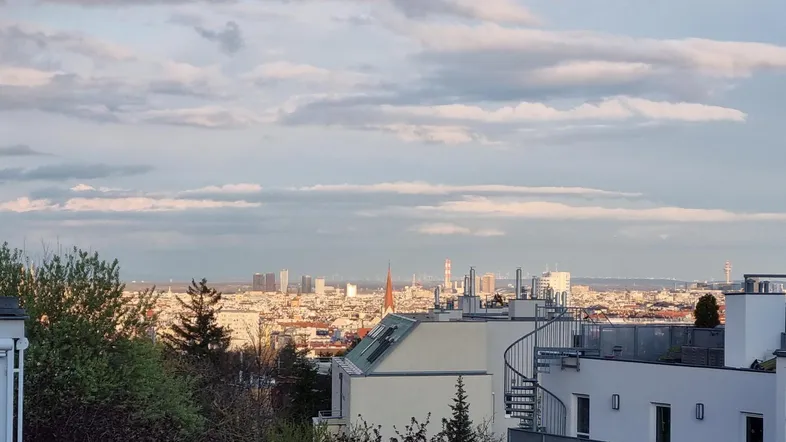 Panoramablick über die Stadt mit zahlreichen Gebäuden und einem weiten Himmel.