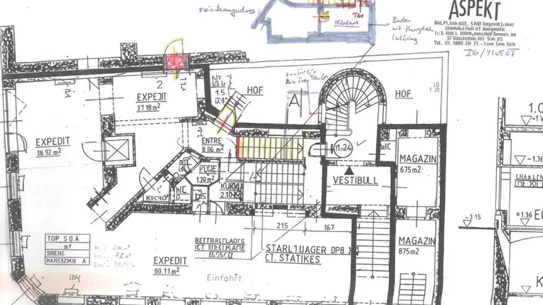 Grundrissplan eines Gebäudes mit verschiedenen Räumen, einem Hofbereich und Lagerflächen im Keller.