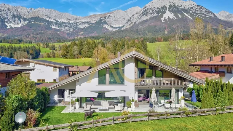 Großzügige Villa mit weitläufiger Terrasse, gepflegtem Garten und beeindruckendem Bergblick.
