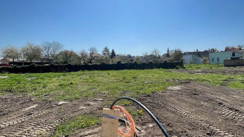 Sonniges Baugrundstück mit vorbereiteten Anschlüssen für zukünftige Bebauung und weitem Blick.