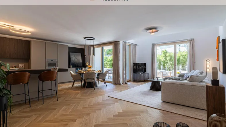 Helles, offenes Wohn-Esszimmer mit moderner Küche, Fischgrätparkett und Zugang zur Terrasse.