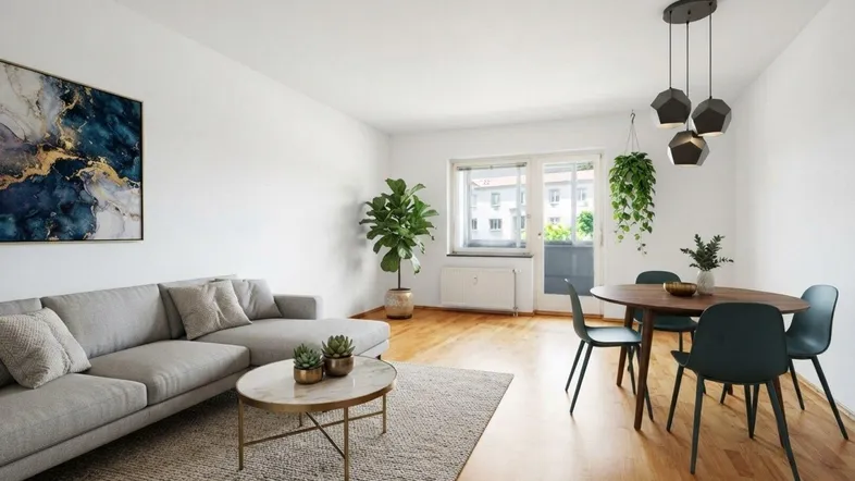 Heller, offener Wohn- und Essbereich mit modernem Design, Holzboden und Blick ins Grüne.