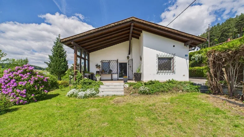 Haus- u. Terrassenansicht vom Garten