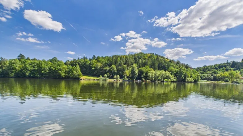 Blick vom Steg auf den Stausee Thurnberg