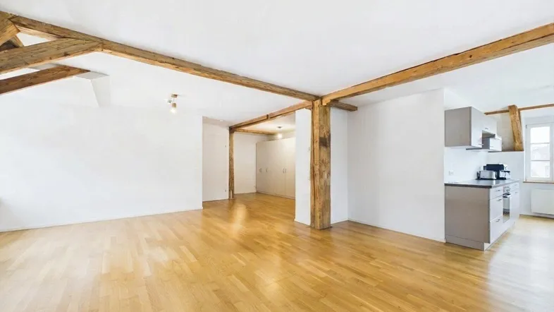 Blick vom Wohnzimmer in den Küchenbereich