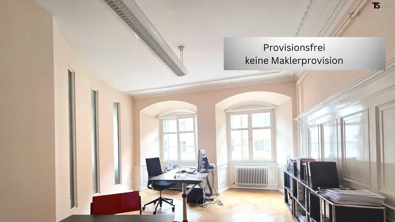 Helles Büro mit hohen Decken, Stuckverzierungen und Fischgrätparkett, bietet eine angenehme Arbeitsatmosphäre.