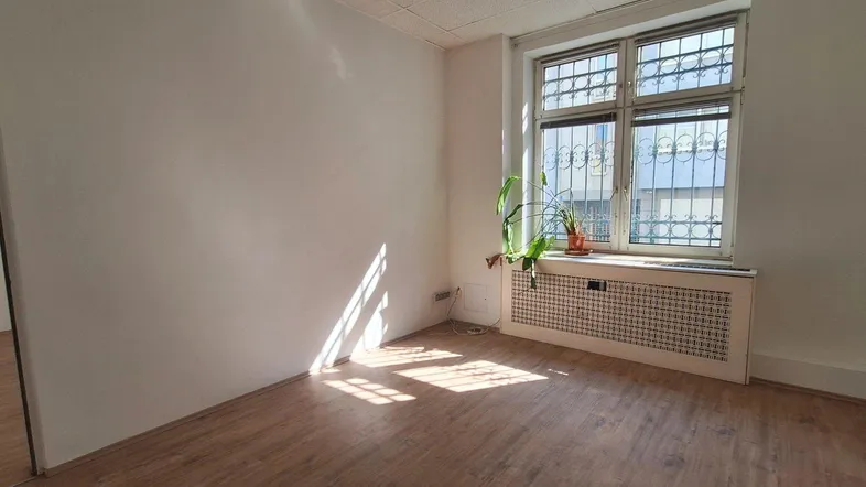 freundlich und vergitterte Fenster