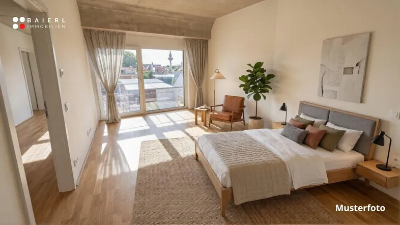 Helles Schlafzimmer mit Holzboden, großem Fenster und Zugang zu einem Außenbereich.