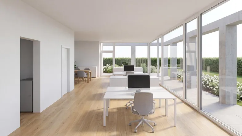 Helles, modernes Büro mit großen Fensterfronten, Holzboden und Blick ins Grüne.