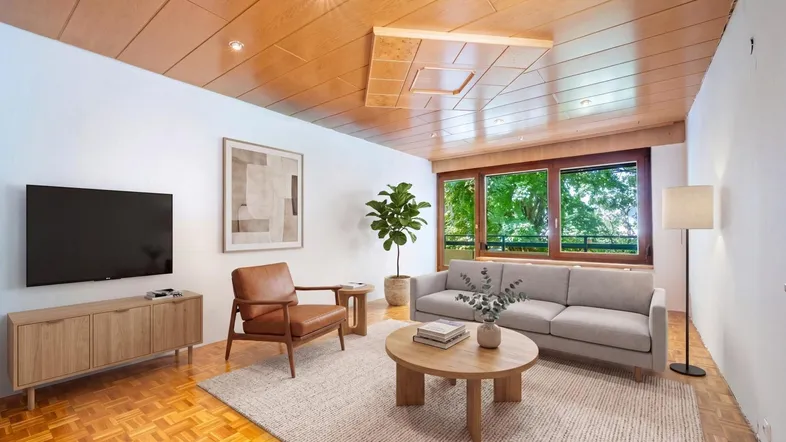 Virtuell inszeniertes Wohnzimmer mit Holzdecke, Parkettboden und großem Fenster mit Blick ins Grüne.