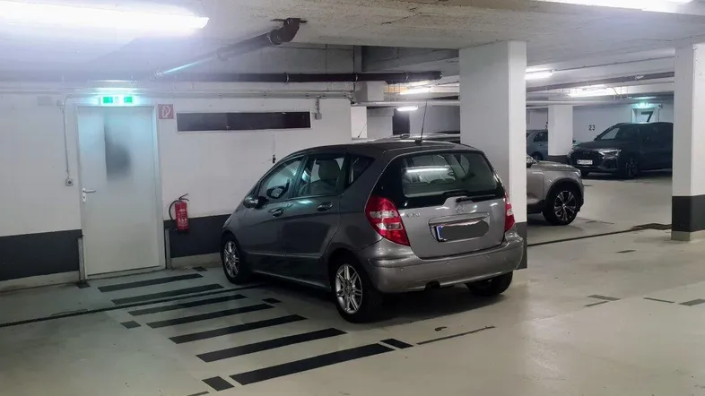 Tiefgarage mit ausreichend Stellplätzen und guter Beleuchtung für Fahrzeuge.