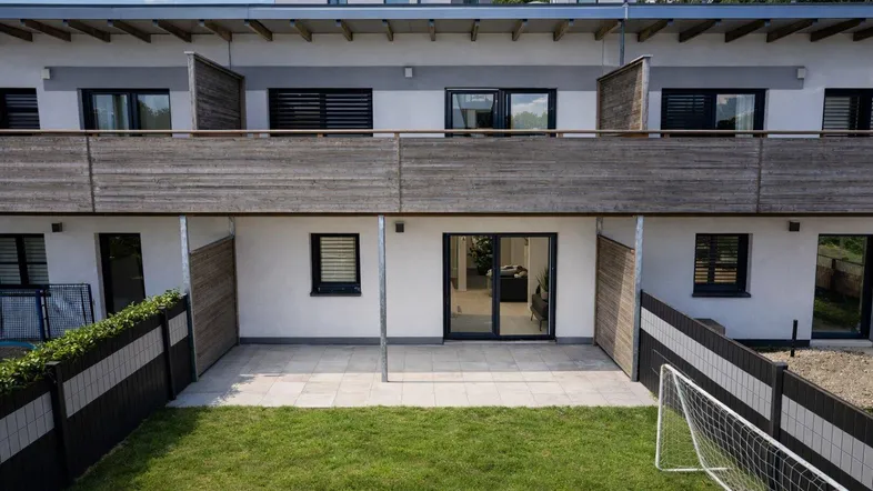 Moderne Reihenhäuser mit privaten Terrassen und kleinen Gärten, ideal für Familien und Freizeit.