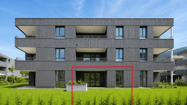 Modernes Mehrfamilienhaus mit Holzfassade und privatem Gartenbereich im Erdgeschoss.