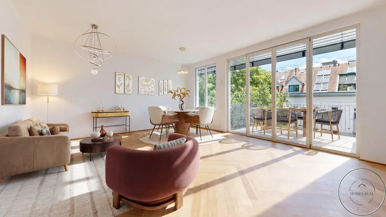 Helles Wohn- und Esszimmer mit Parkettboden, modernen Möbeln und Zugang zu einem Balkon.