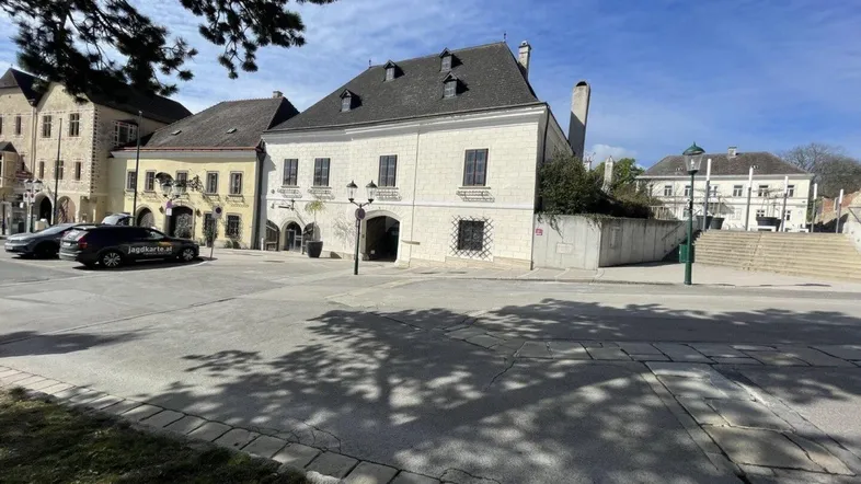 Historisches Anwesen Regenharthaus direkt am Hauptplatz von Perchtoldsdorf zu verkaufen.