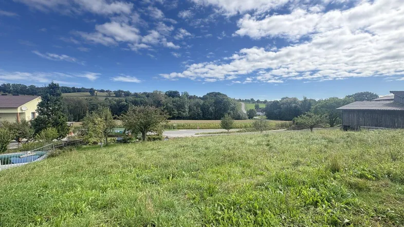 Weitläufige Grünfläche mit Blick auf die umliegende Landschaft und einen kleinen Pool.