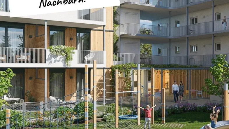 Modernes Wohngebäude mit Holzfassade, Balkonen und einem gemeinschaftlichen Spielplatz im Vordergrund.