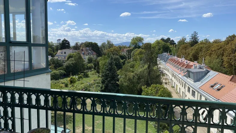 Balkon mit schmiedeeisernem Geländer und weitem Blick ins Grüne und auf die Umgebung.