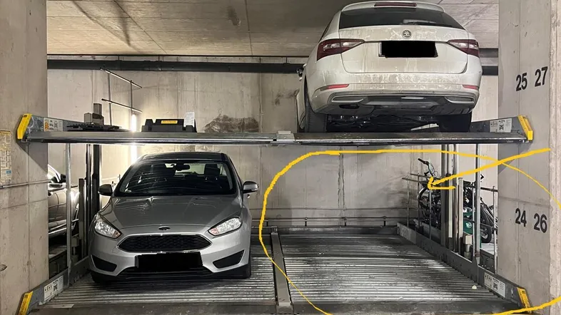 Tiefgarage mit mechanischem Doppelparker-System bietet effiziente Parklösungen für mehrere Fahrzeuge auf zwei Ebenen.