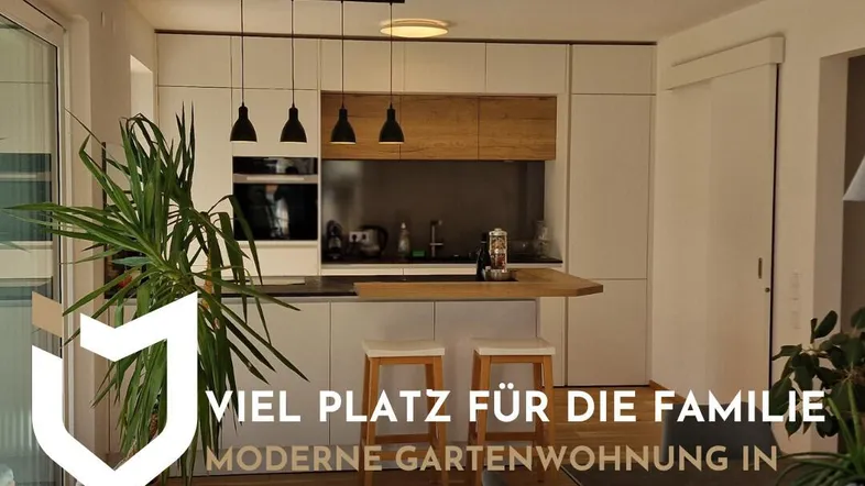 Moderne offene Küche mit Holzelementen, Kochinsel und viel Tageslicht.