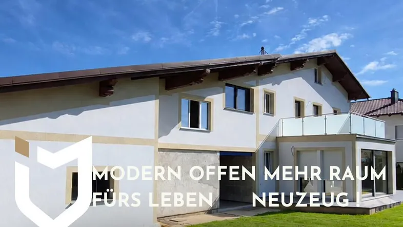 Außenansicht des modernen Hauses mit gepflegtem Rasen und klarem Himmel.