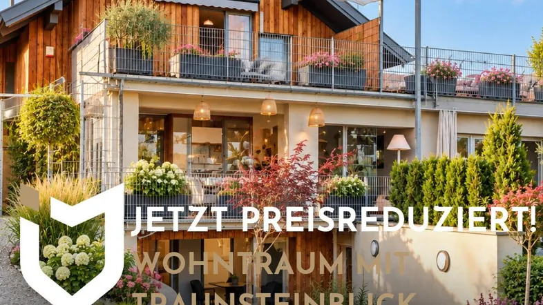 Modernes Haus mit Holzfassade, Balkonen und gepflegtem Garten, umgeben von grüner Landschaft.