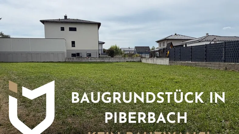 Weitläufiges Baugrundstück in Piberbach mit umliegenden Häusern und grüner Wiese, ideal für Neubauprojekte.