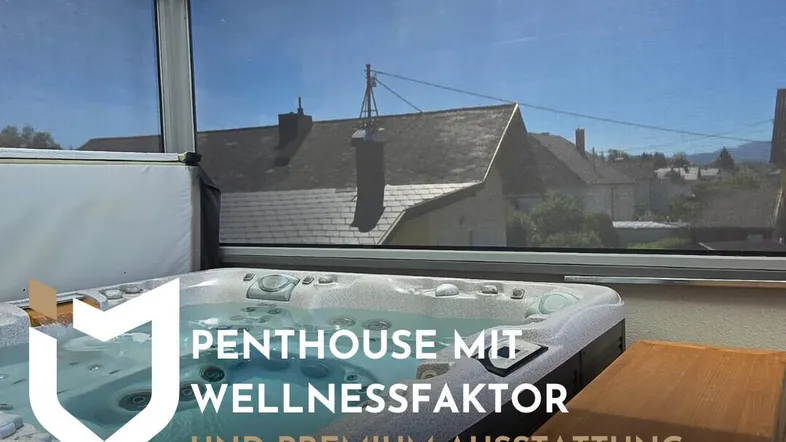 Luxuriöser Whirlpool auf der Terrasse mit Blick auf die umliegende Wohngegend und viel Sonnenschein.