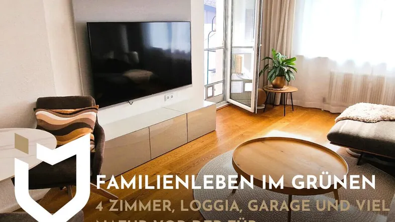Modernes Wohnzimmer mit Holzboden, großem Fernseher und Zugang zu einer Loggia.