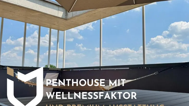 Große Dachterrasse mit Sonnenschirm und Esstisch, ideal für Entspannung im Freien.
