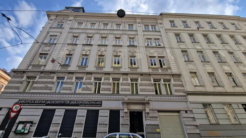 Klassisches Wiener Altbaugebäude mit mehreren Stockwerken und traditioneller Fassadengestaltung.