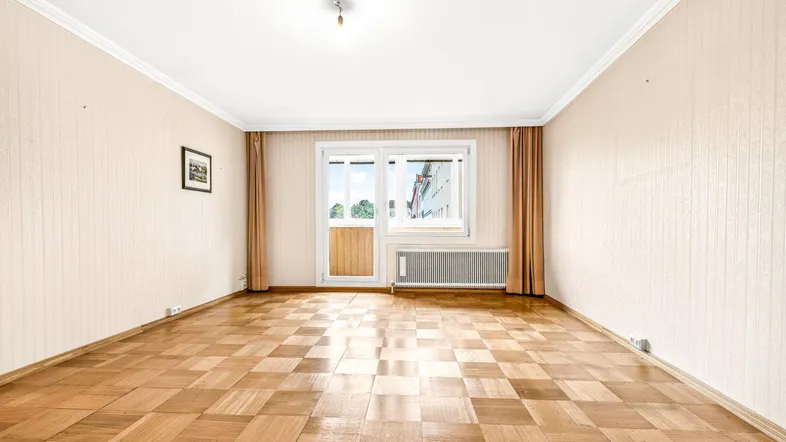Helles Zimmer mit Parkettboden, gemusterter Tapete und Zugang zu einem Außenbereich.